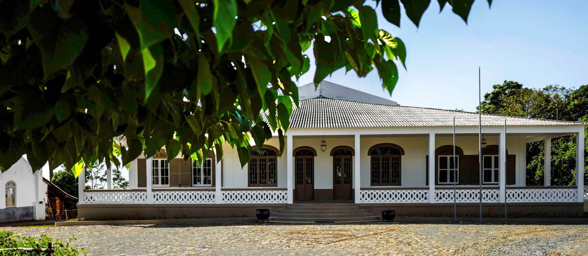 Roça Sundy plantation house facade and veranda by day