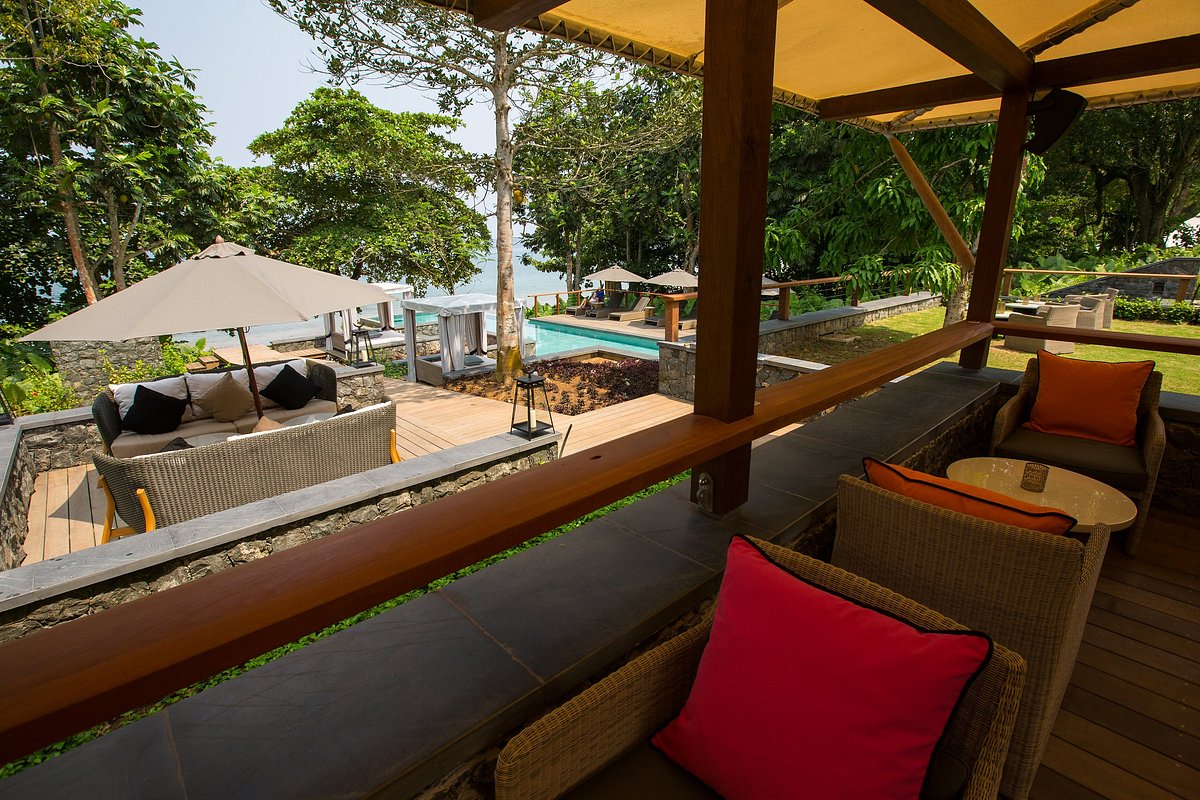Sundy Praia Principe covered lounge terrace overlooking the sea