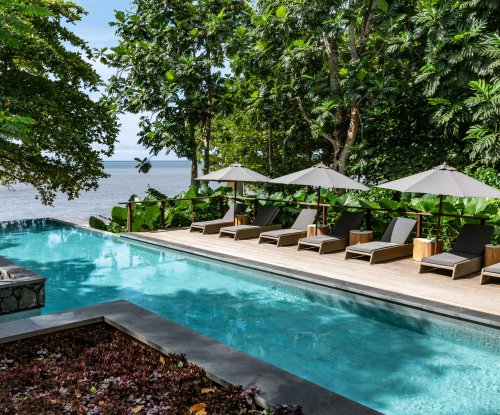 Sundy Praia Principe infinity pool overlooking the ocean