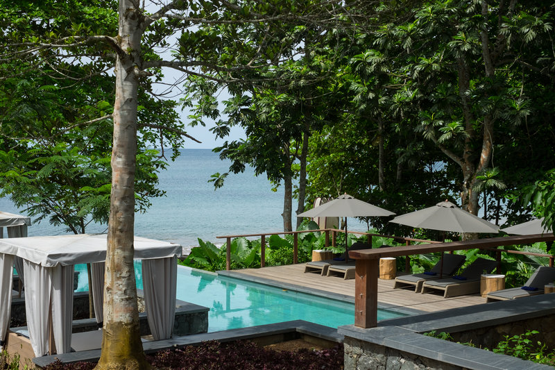 Sundy Praia Principe pool and loungers facing the ocean