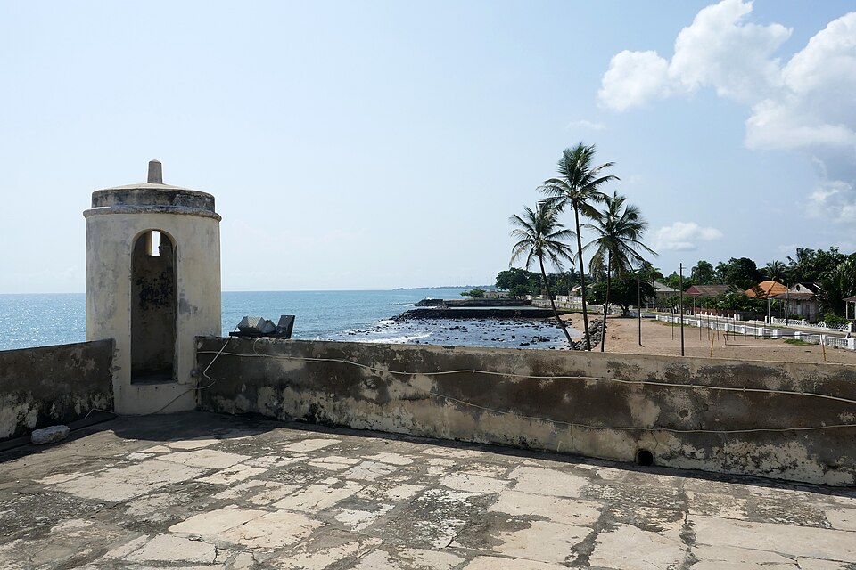 Stone sentry box on the ramparts of Forte de São Sebastião above the coast