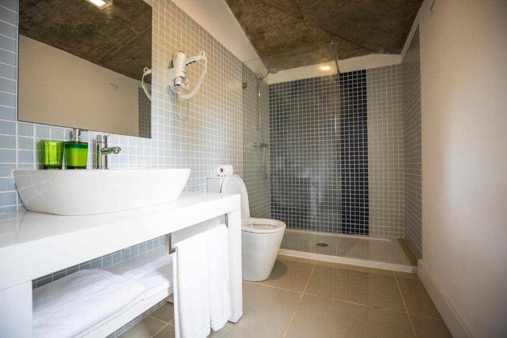 Modern guest bathroom with a walk-in shower at Roça Santo António Ecolodge, São Tomé