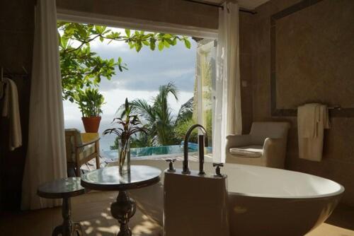 Freestanding bath with ocean view, Belo Monte, Príncipe
