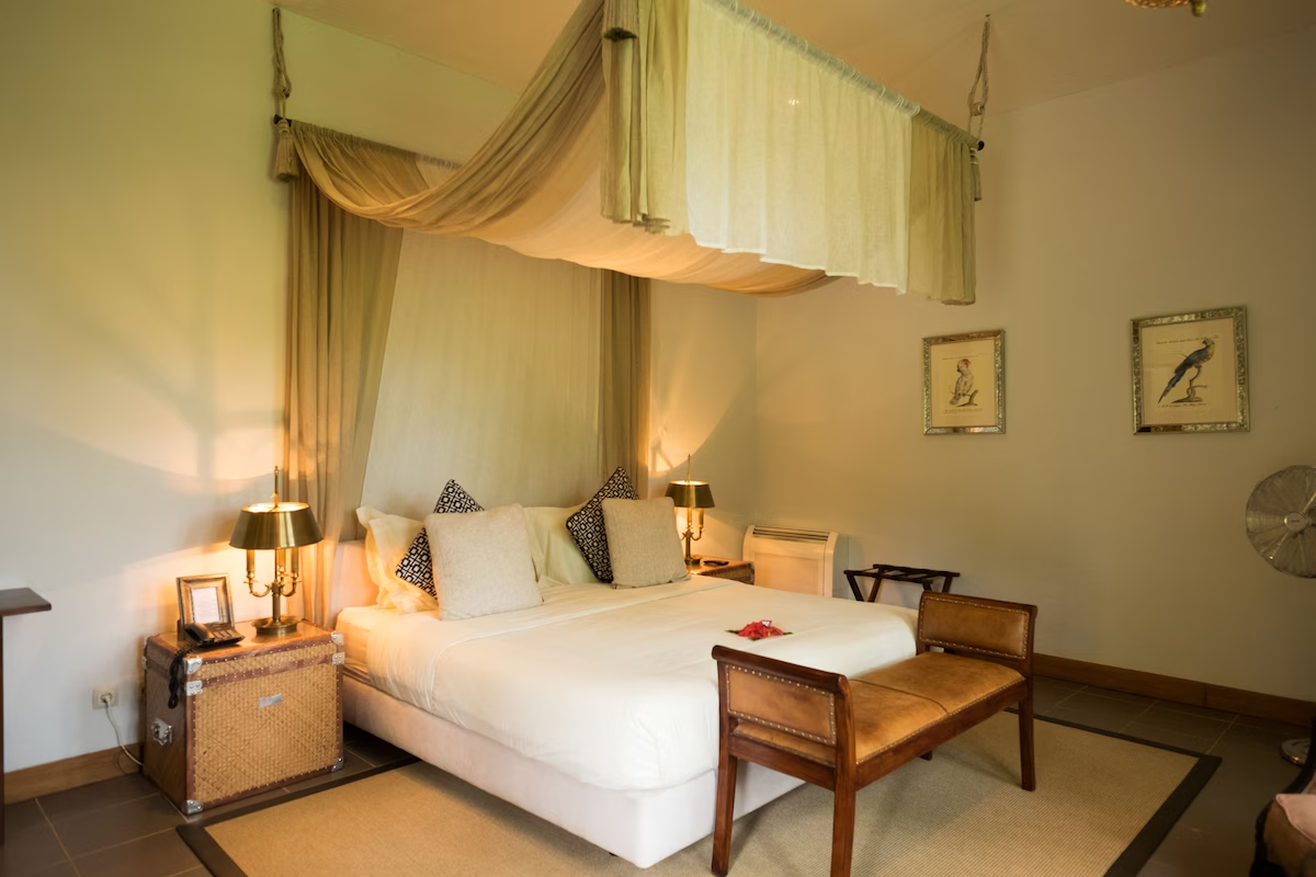 Canopy-bed suite with colonial bird prints, Belo Monte, Príncipe