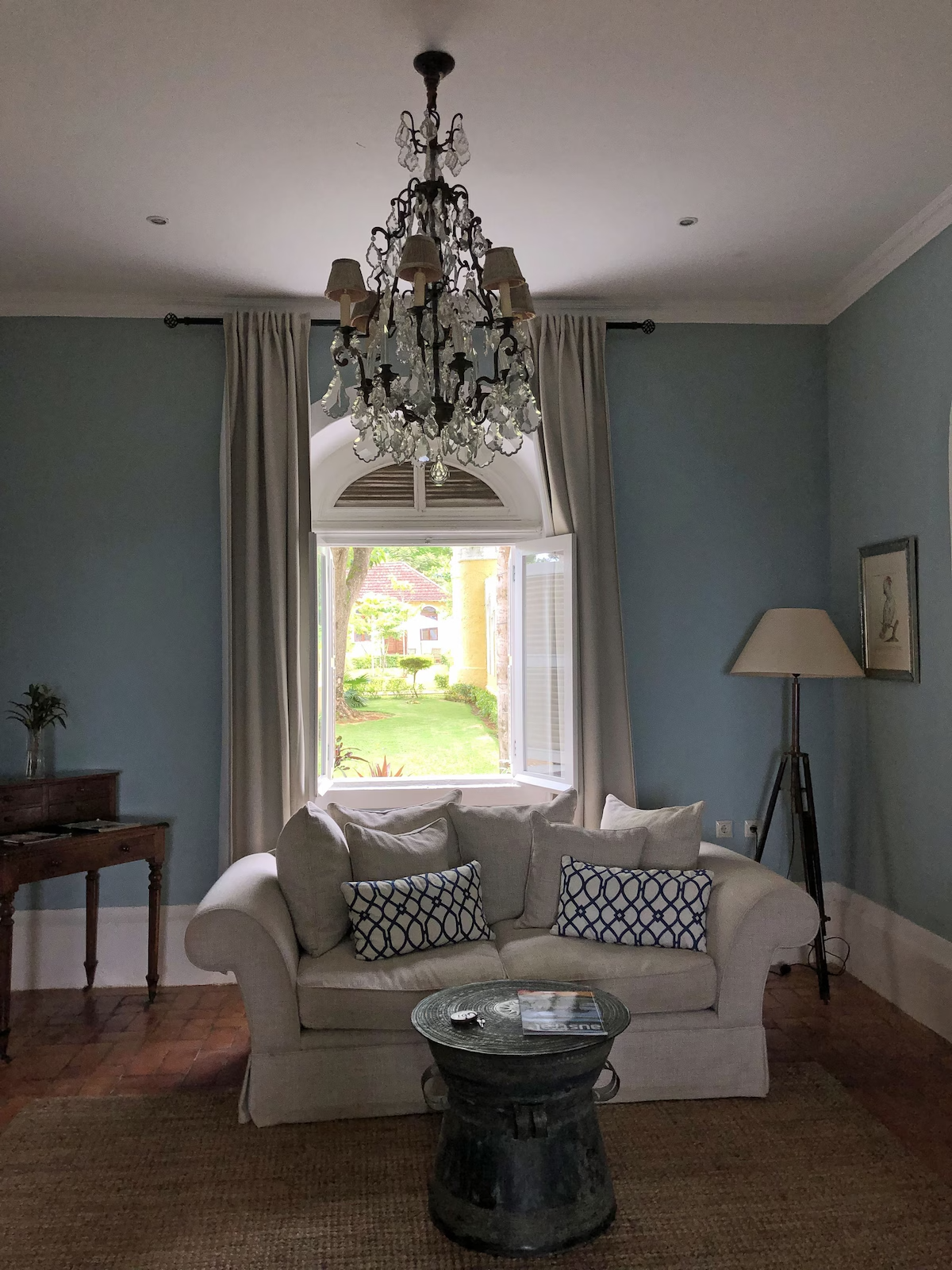 Colonial sitting room with crystal chandelier, Belo Monte, Príncipe