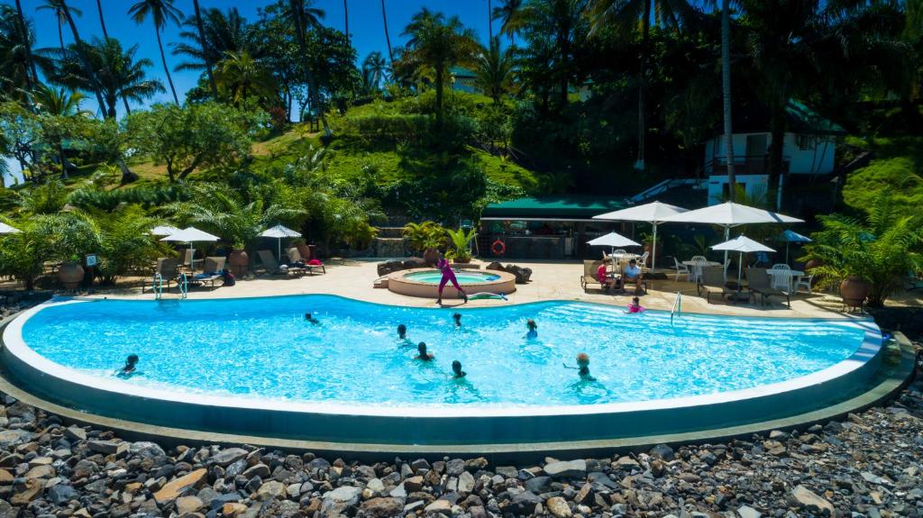 Sea-view swimming pool and jacuzzi with loungers at Club Santana, Santana, São Tomé