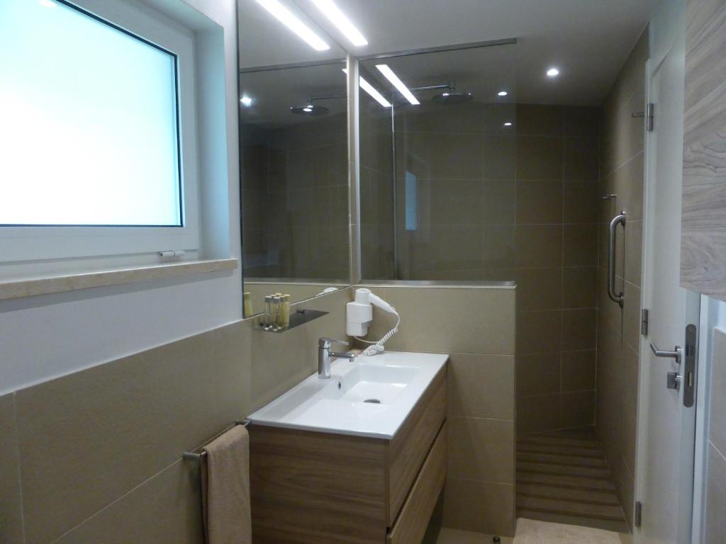 Modern bungalow bathroom with a walk-in shower at Club Santana, São Tomé