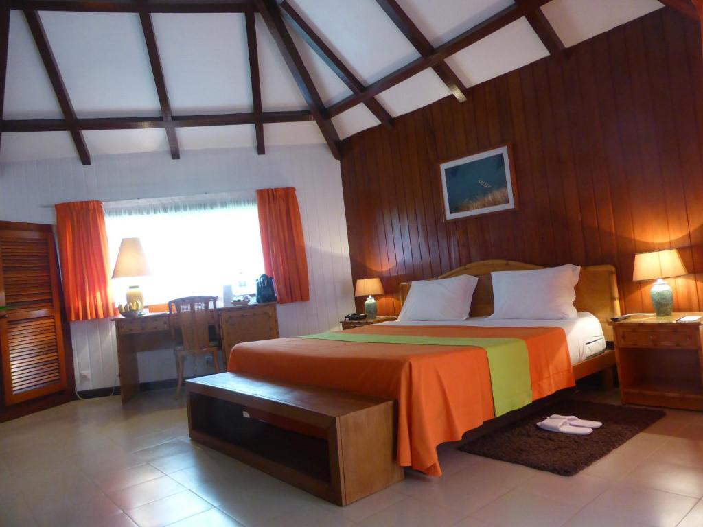 Spacious bungalow bedroom with a vaulted ceiling at Club Santana, São Tomé