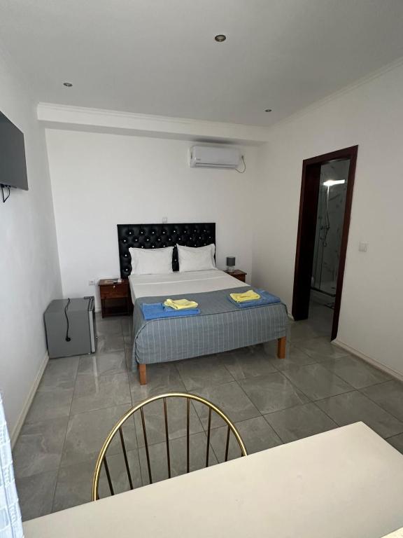 Hotel Kenito twin bedroom