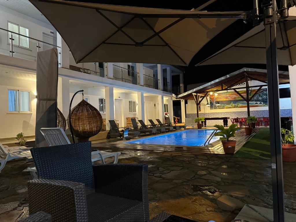 Hotel Kenito courtyard swimming pool