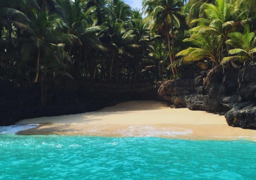 Clear turquoise water at a small cove on Ilhéu das Rolas
