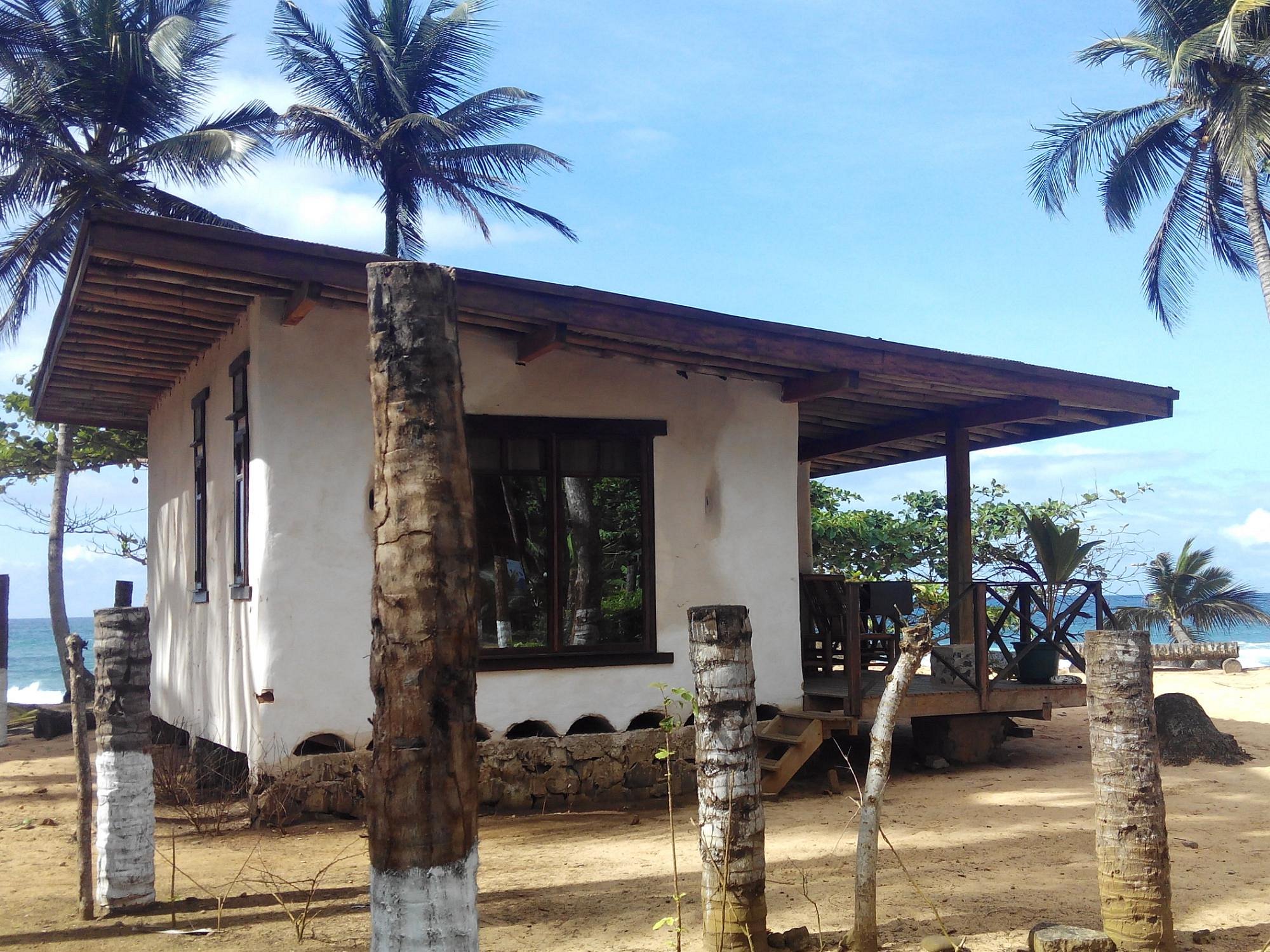 Jalé Ecolodge rustic NGO Marapa bungalow on Praia Jalé beach