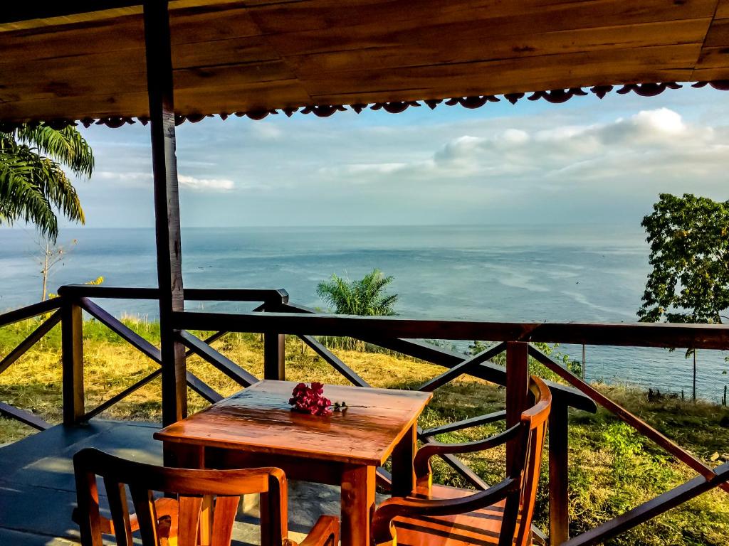 Mucumbli Italian-run cliff-top eco-lodge Neves north São Tomé