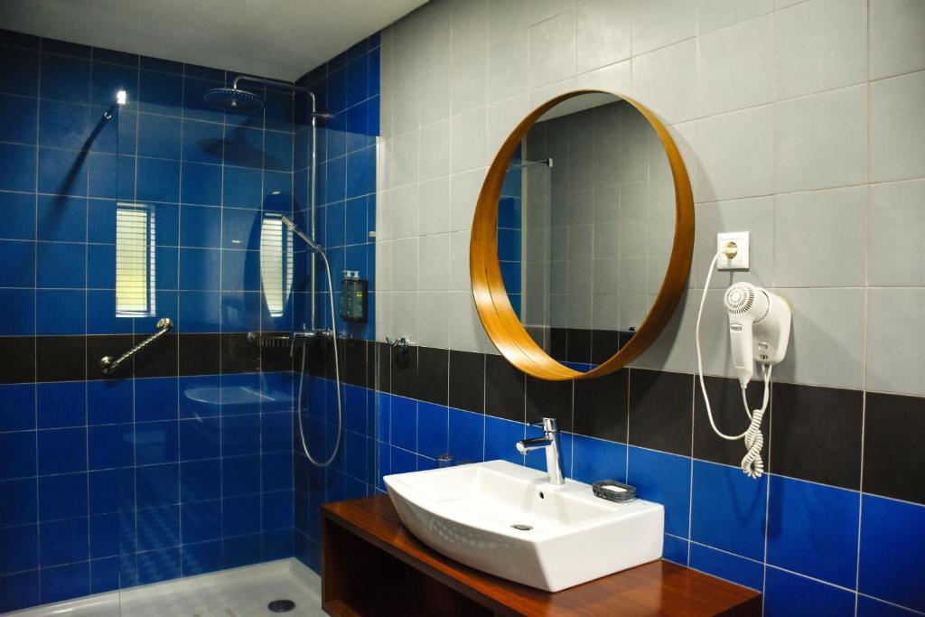 Omali Lodge bathroom with rain shower and blue tiling, São Tomé