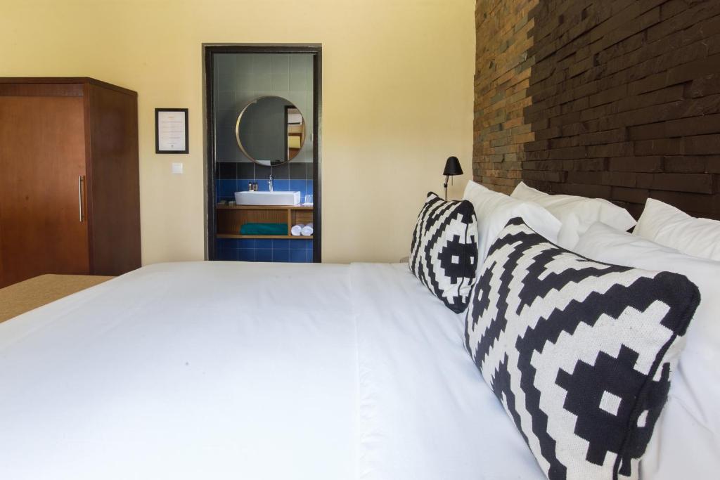 Omali Lodge bedroom with ensuite bathroom view, São Tomé