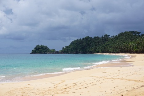 Waterline and offshore reef at Praia Jalé, southern São Tomé