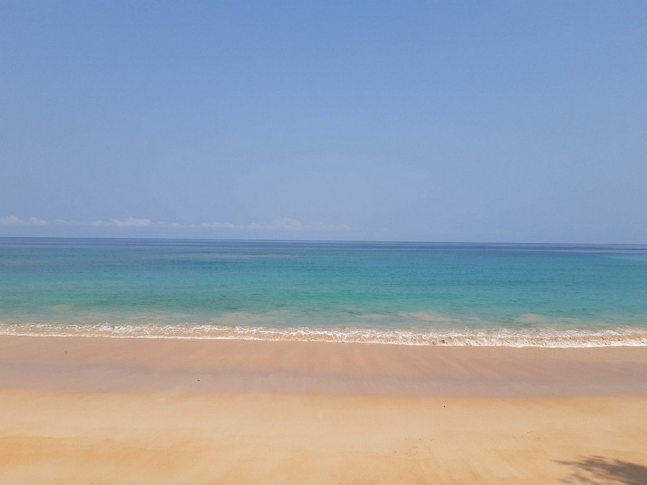 EcoResort bungalows behind Praia dos Tamarinos